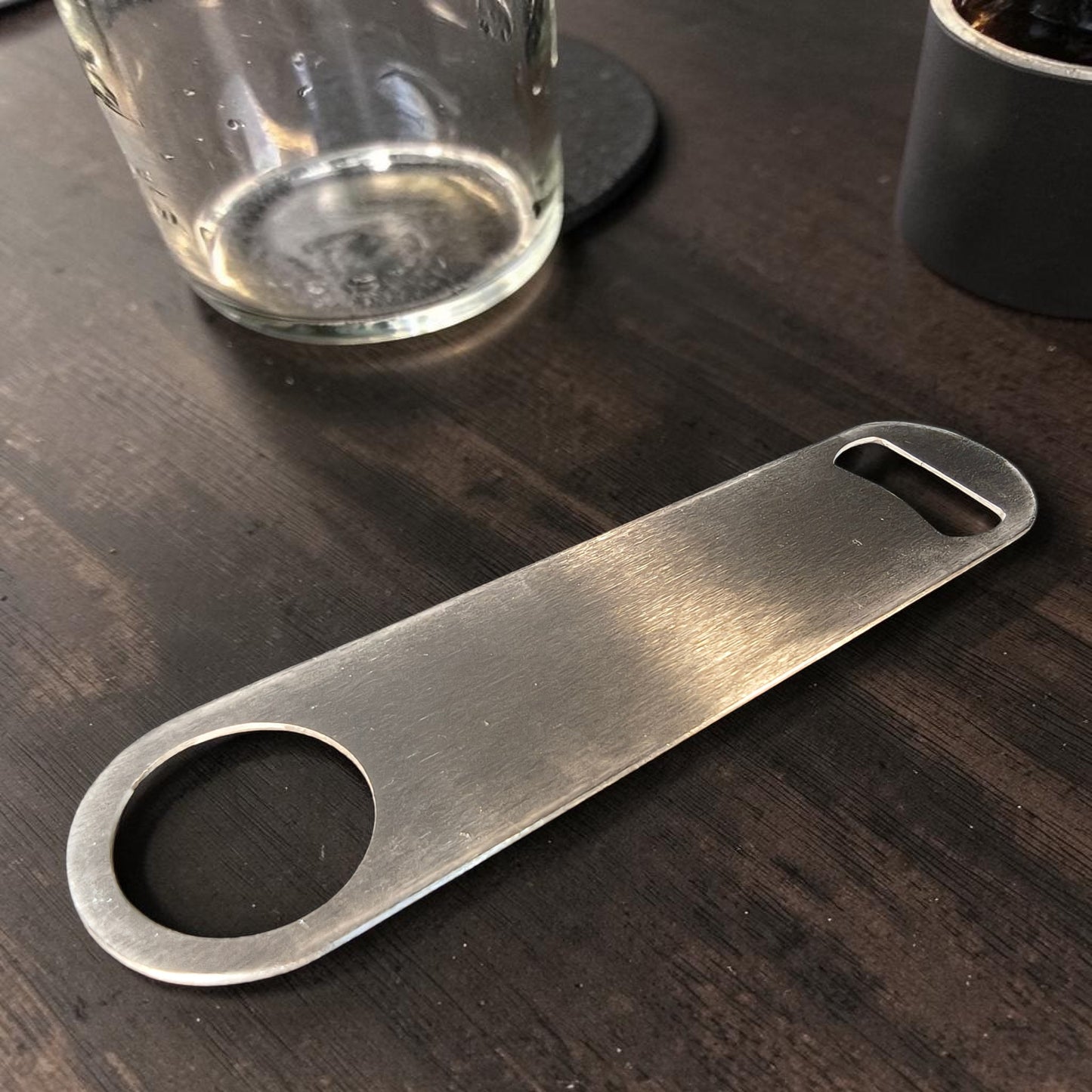 Flasköppnare i metall med eget namn
