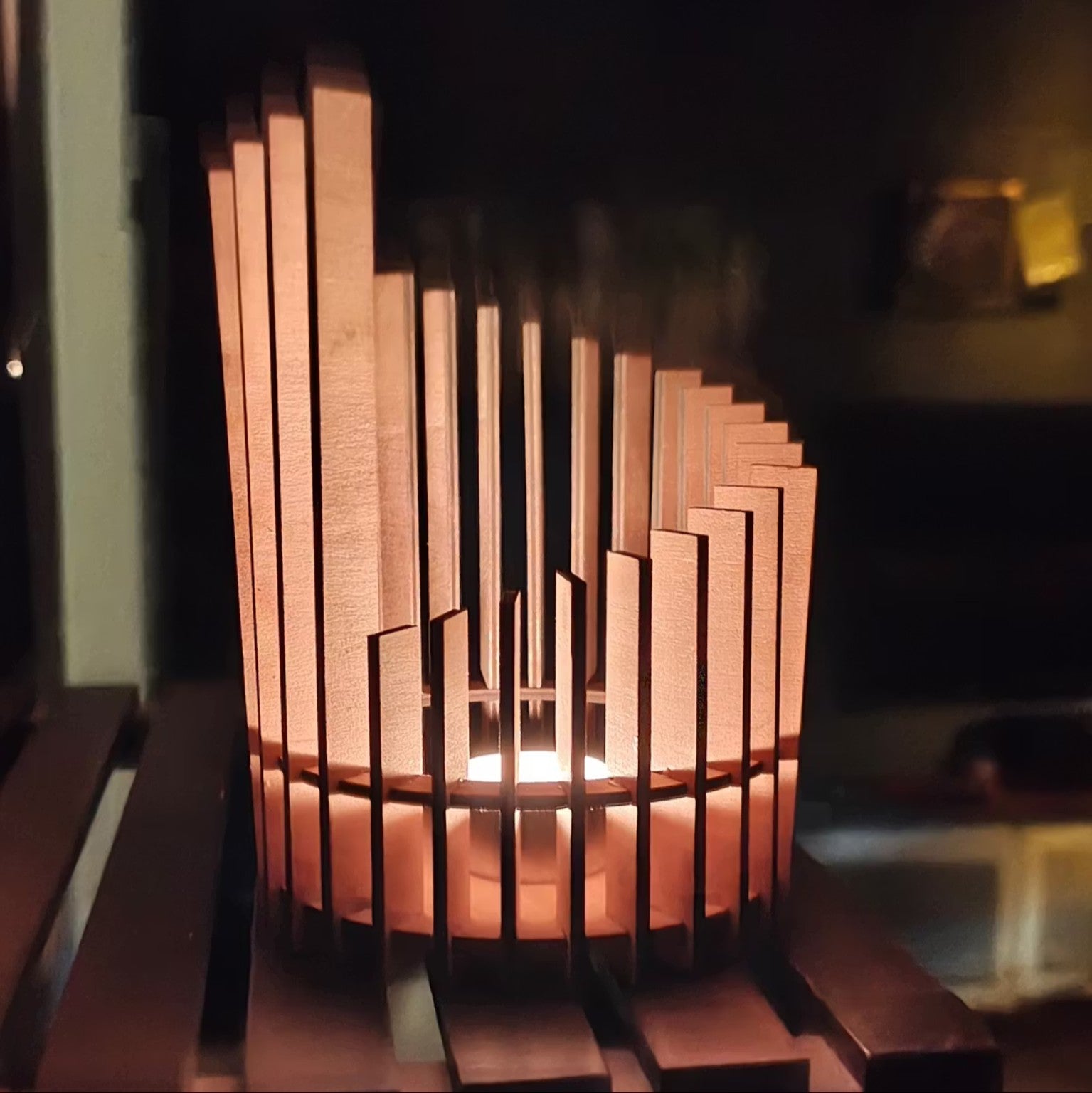 Ljuslykta Torn med tänd LED-belysning
