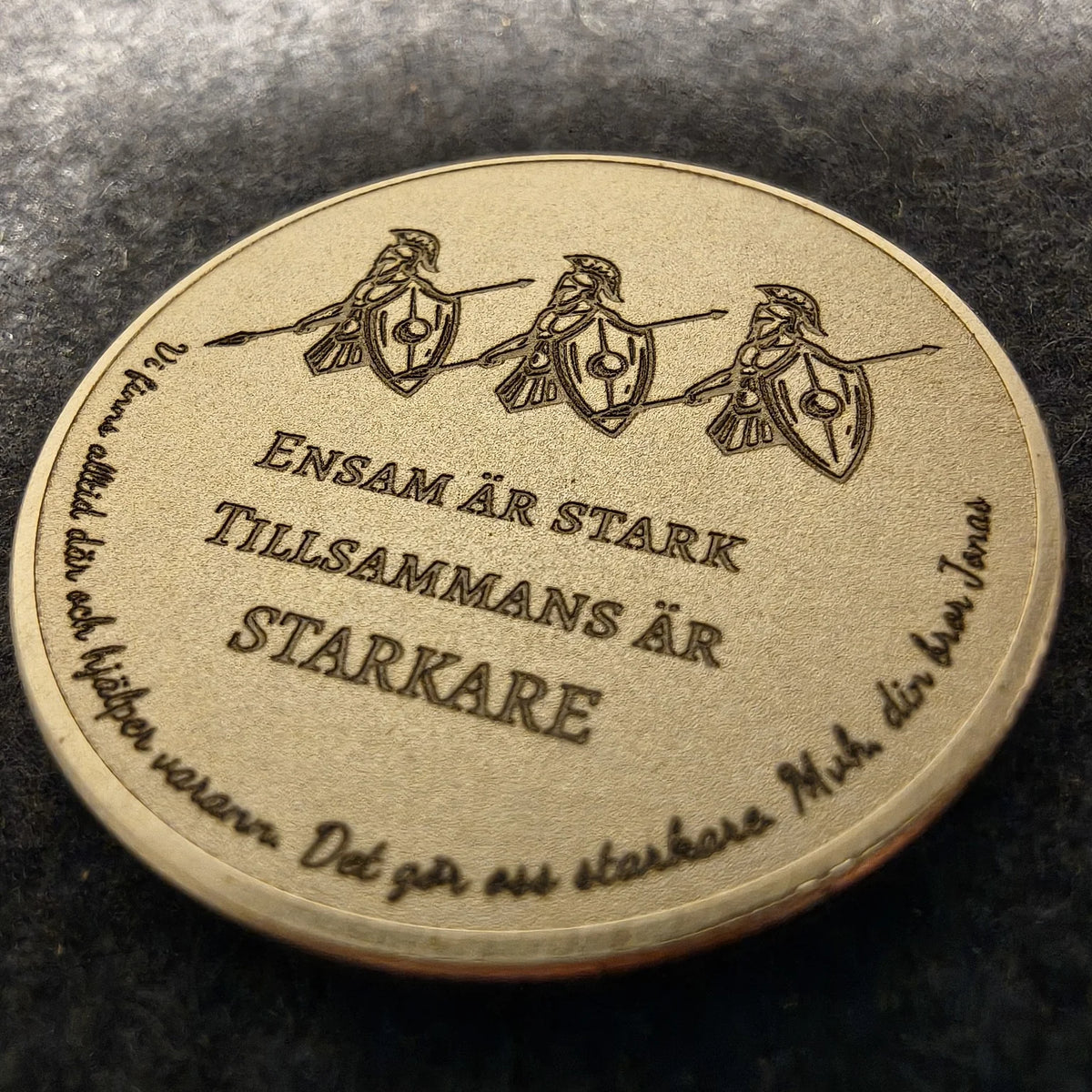 Graverat mässingsmynt – personlig gåva