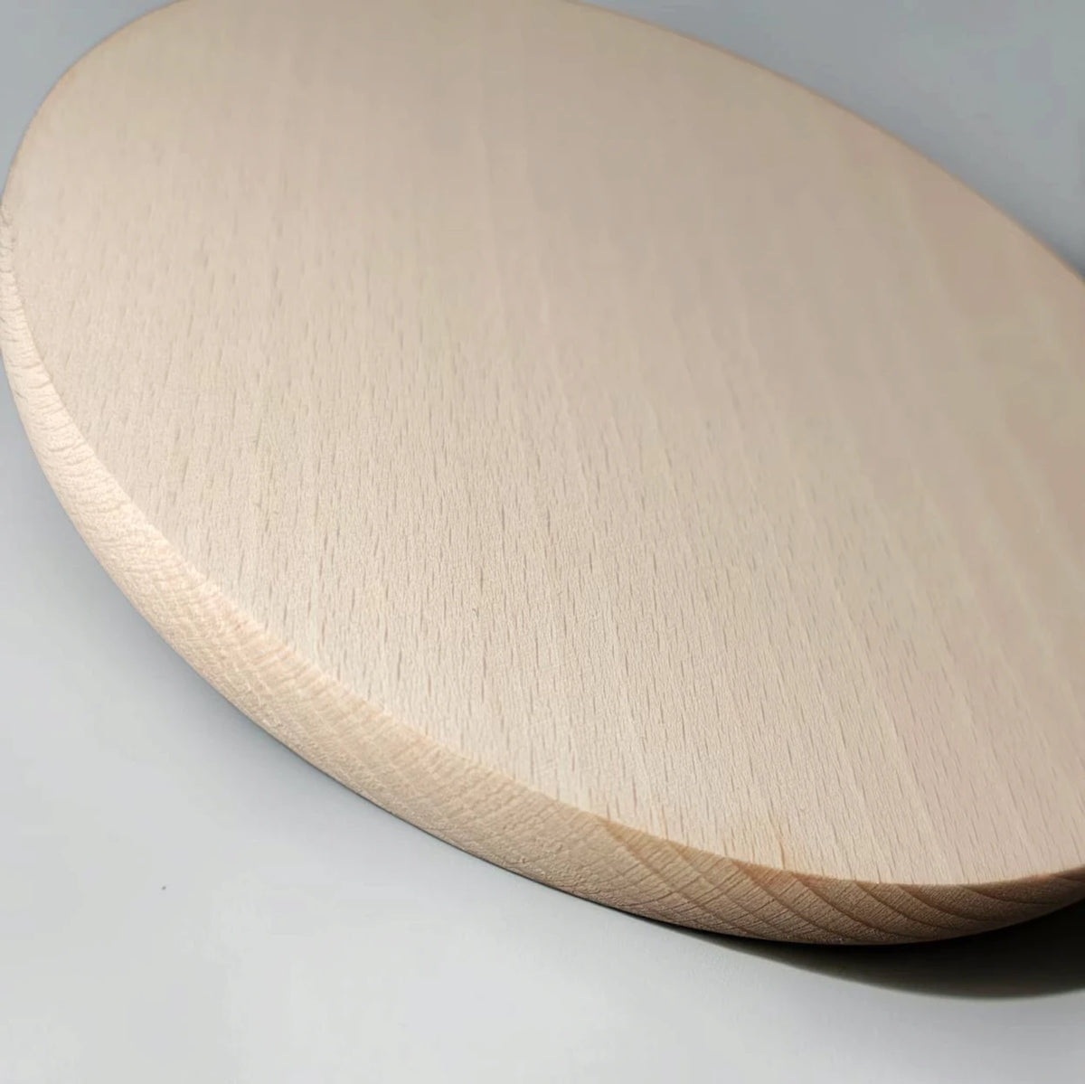 Rund ostbricka i trä – 20 cm